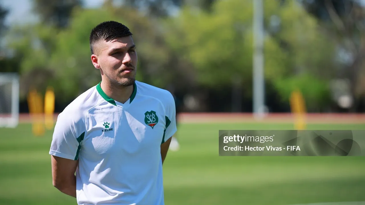 Joel Piroe Tegaskan Ingin Bertahan di Leeds United