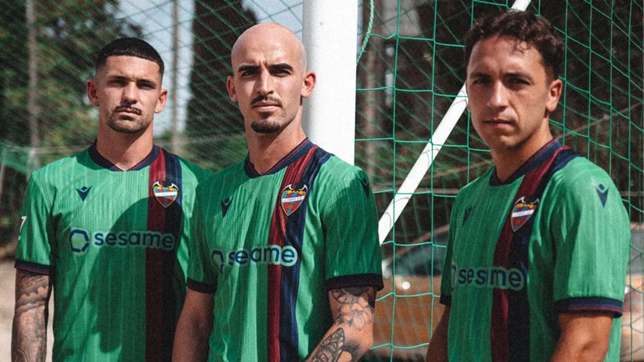 Levante Pamerkan Jersey Anyar, Didominasi Warna Hijau