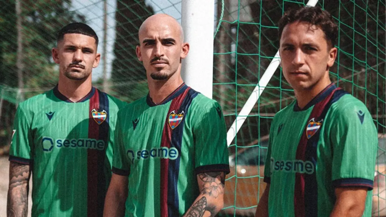 Levante Pamerkan Jersey Anyar, Didominasi Warna Hijau