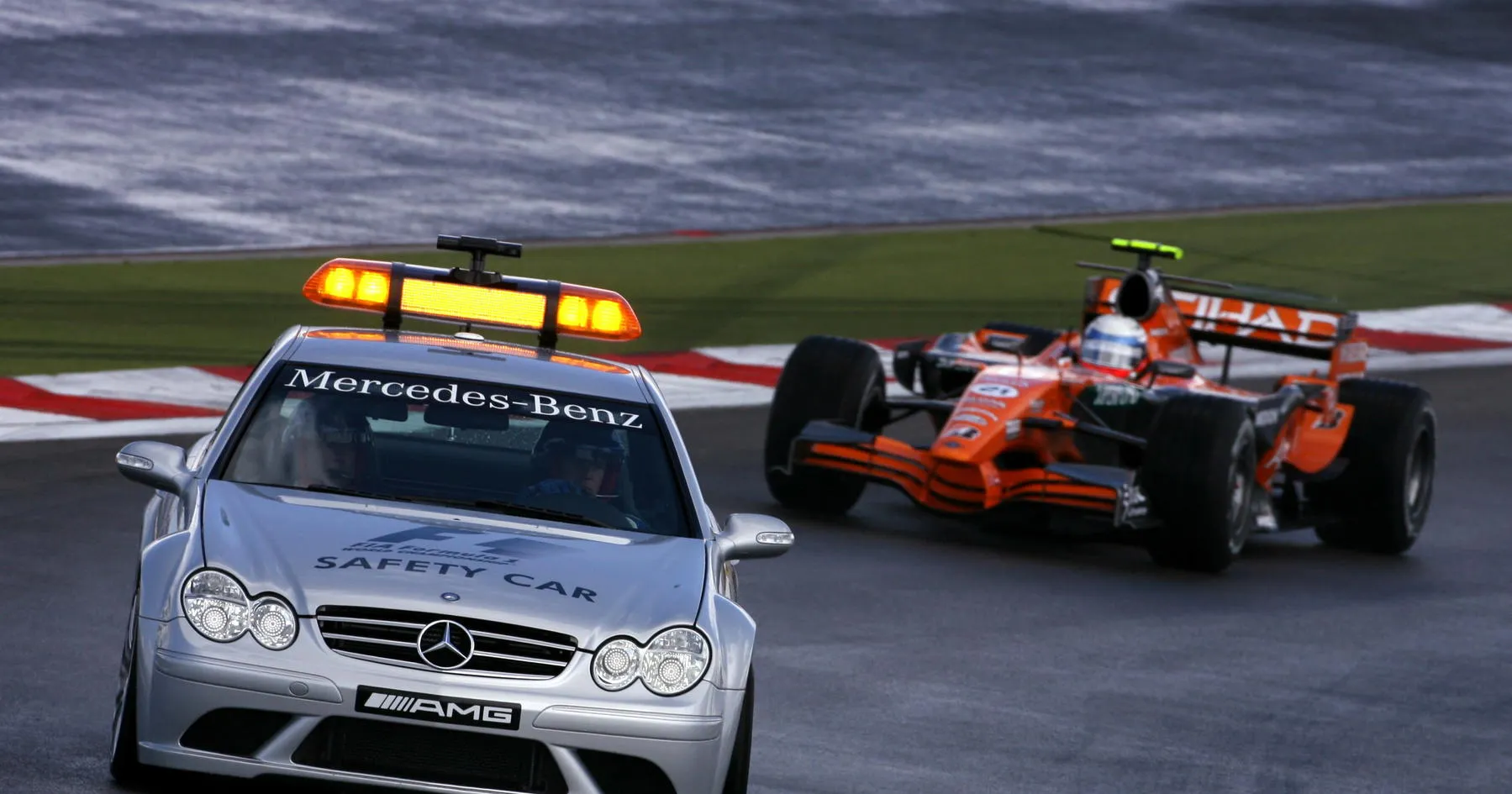 Pembalap Debut F1 Memimpin di Tengah Hujan Lebat - sumber: (racingnews365)