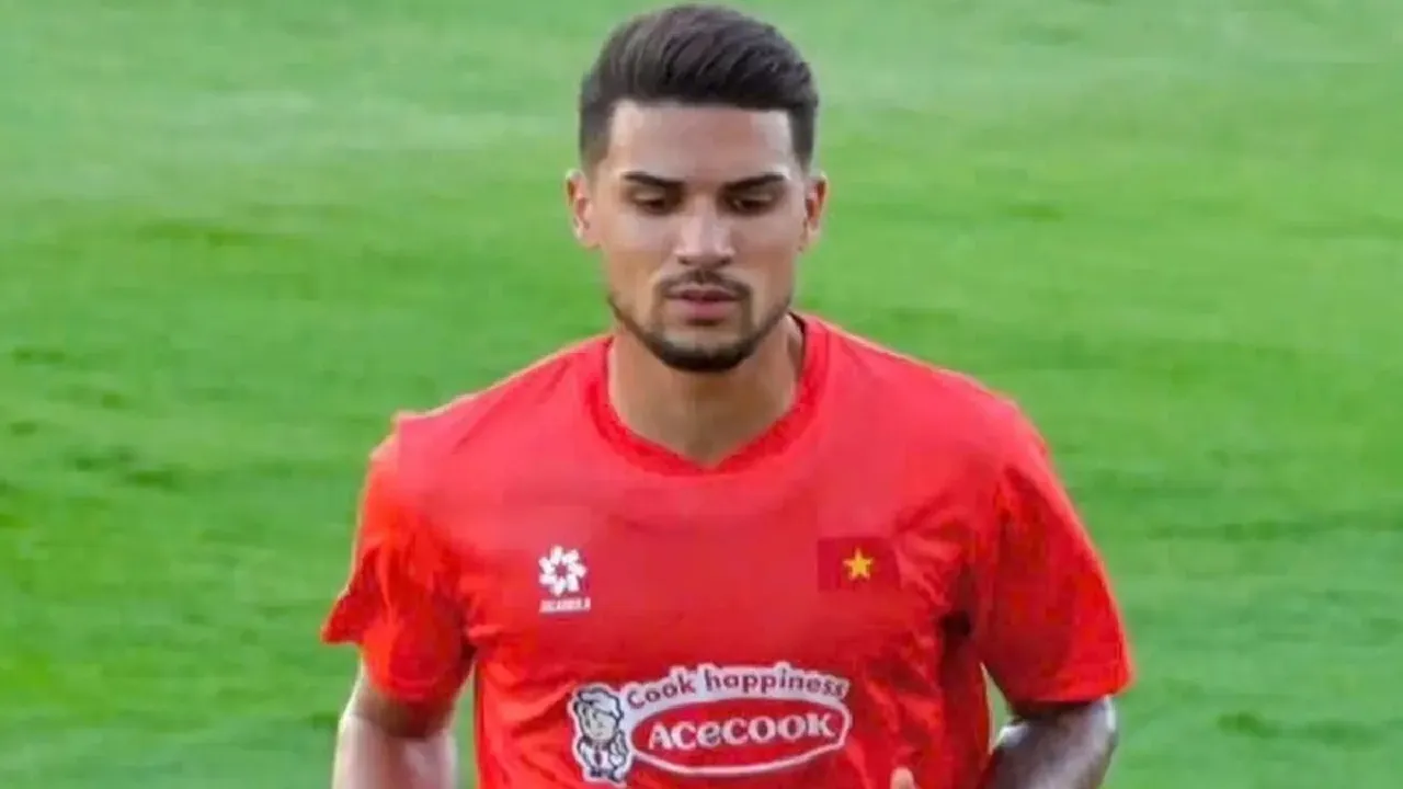 Striker naturalisasi andalan Timnas Vietnam, Geovane Magno terancam tak bisa tampil lawan Timnas Indonesia akibat cedera.