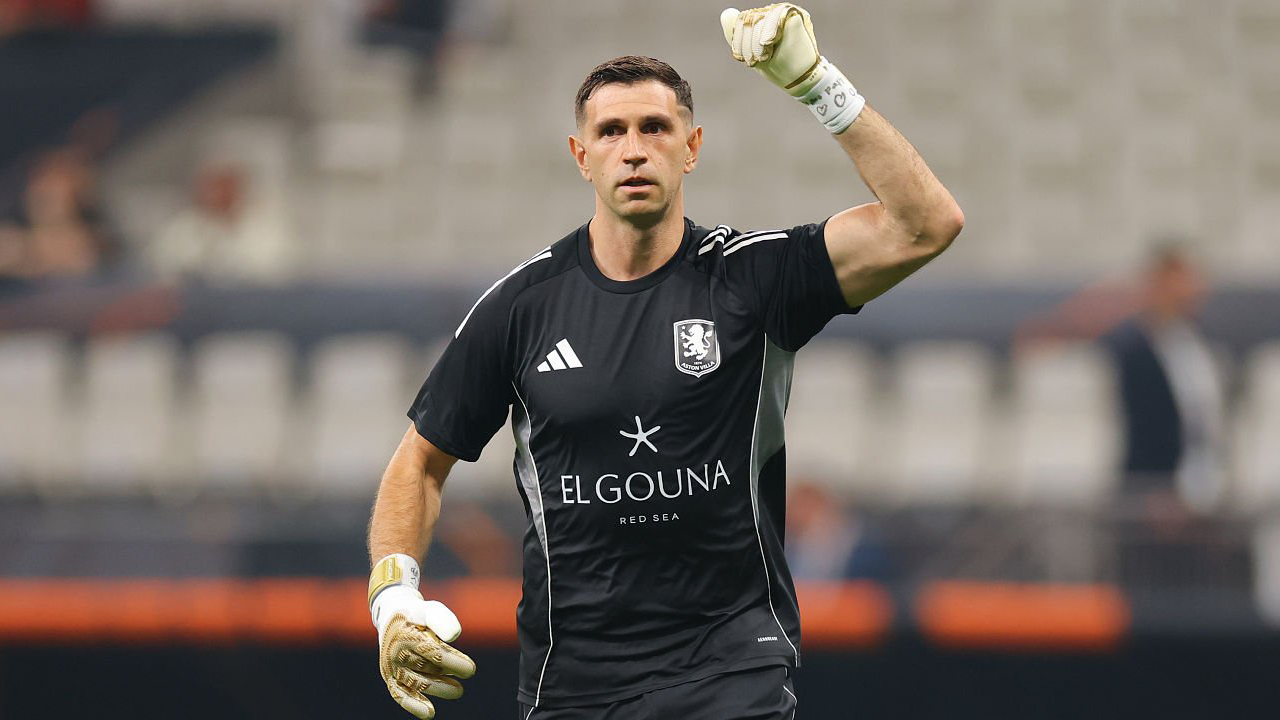 Villa dalam Bahaya, Emiliano Martinez Coba Paksakan Transfer ke Juventus