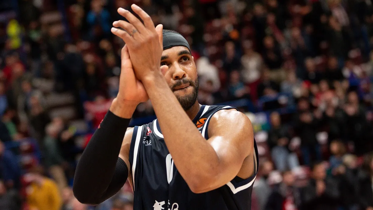 Brandon Davies resmi pensiun dari basket profesional.