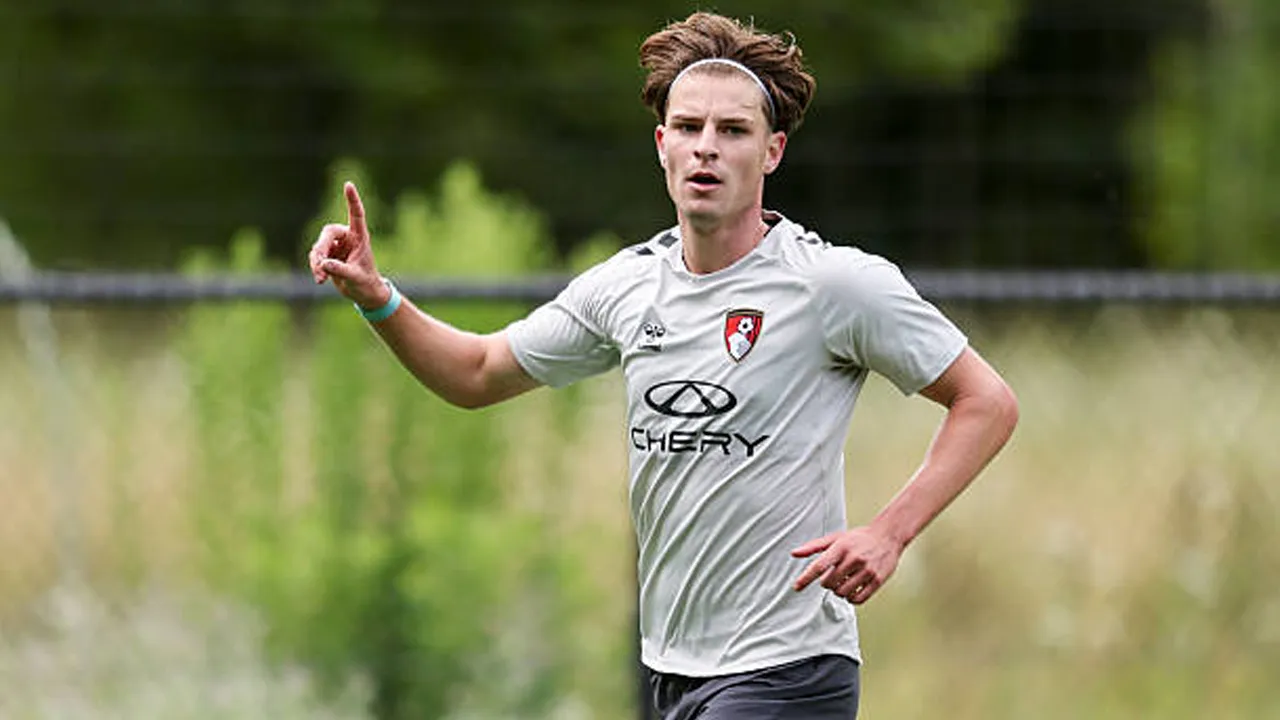 Kesempatan Bermain di Eropa Menanti, Alex Scott Disarankan Bertahan di Bournemouth