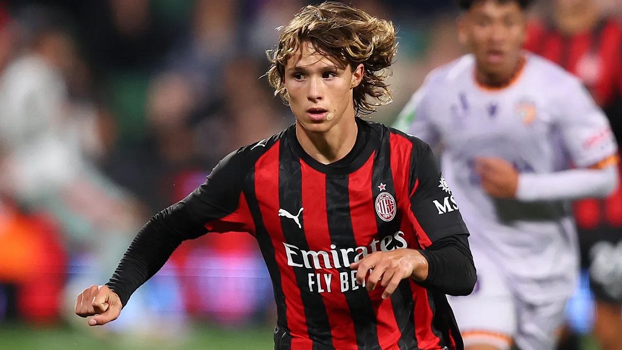 Kunjungi Casa Milan, Christian Comotto Resmi Perpanjang Kontrak di Milan