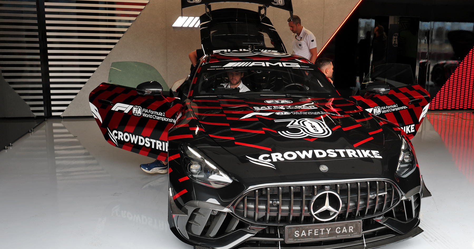 Mercedes Perkenalkan Mobil Safety F1 Baru Rayakan 30 Tahun