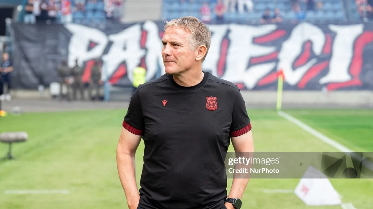Phil Parkinson menyebut Leeds United klub besar jelang duel pramusim di Amerika Serikat