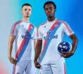 Selempang Ikonik Kembali, Crystal Palace Rilis Jersey Kandang 2026-27