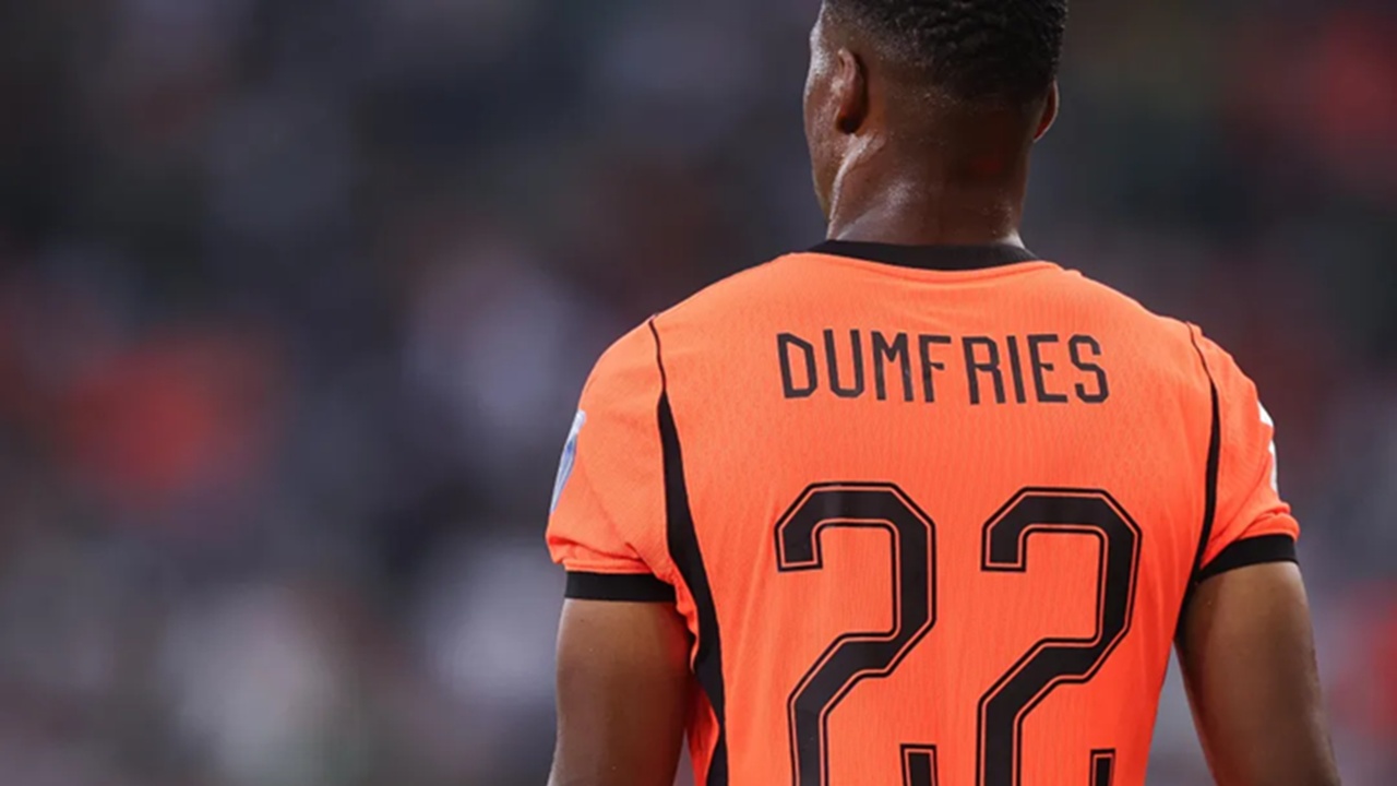 Denzel Dumfries Lebih Unggul Ketimbang Alexander-Arnold