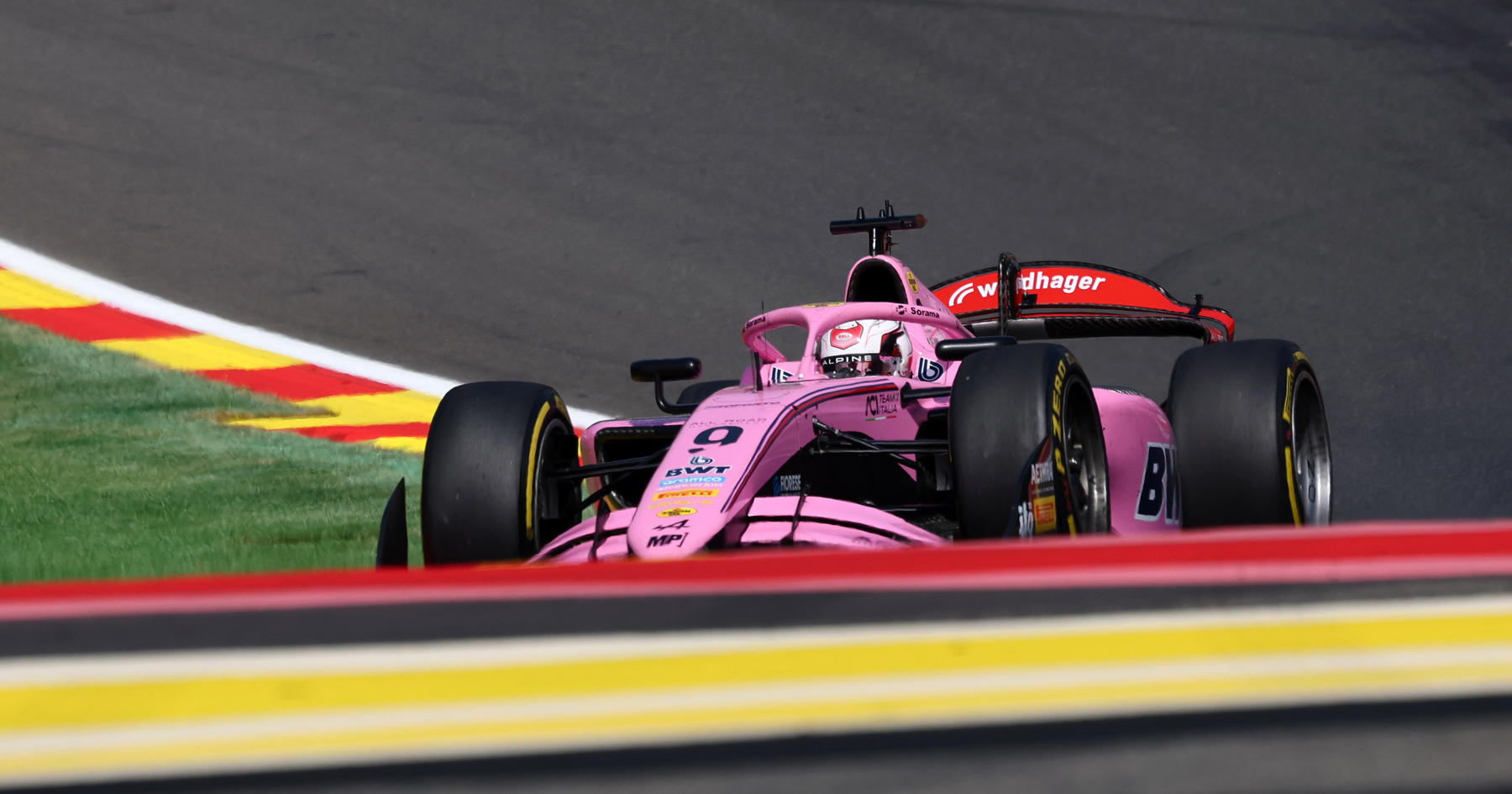 Gabriele Mini Raih Kemenangan di Sprint F2 Hungaria
