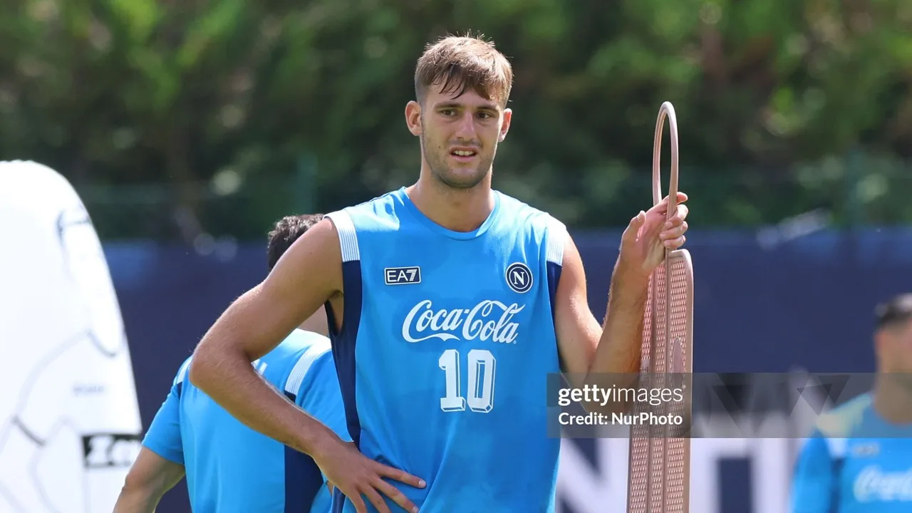 Lorenzo Lucca diminta berbenah setelah masa sulit di Nottingham Forest