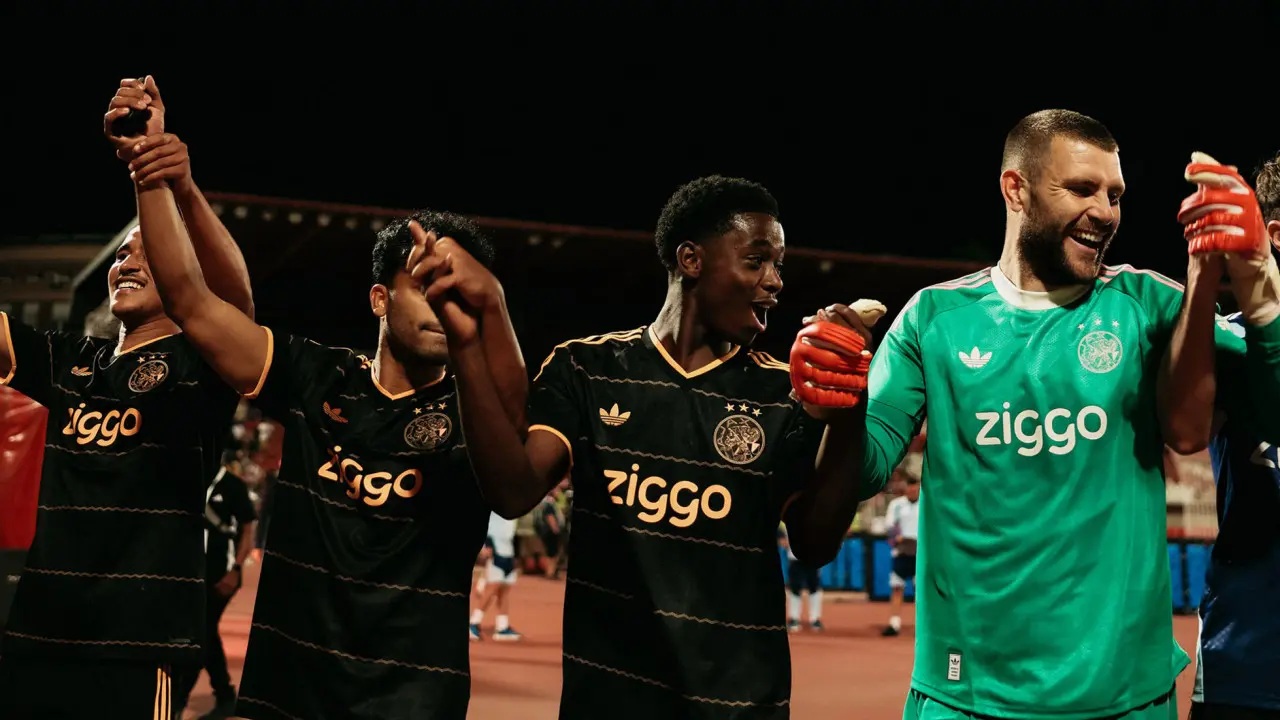 Maarten Paes Debut Bawa Ajax Menang 4-1 di Conference League