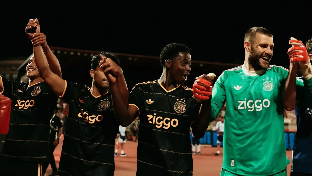 Maarten Paes bikin 3 penyelamatan dan bawa Ajax menang atas FK Vojvodina.