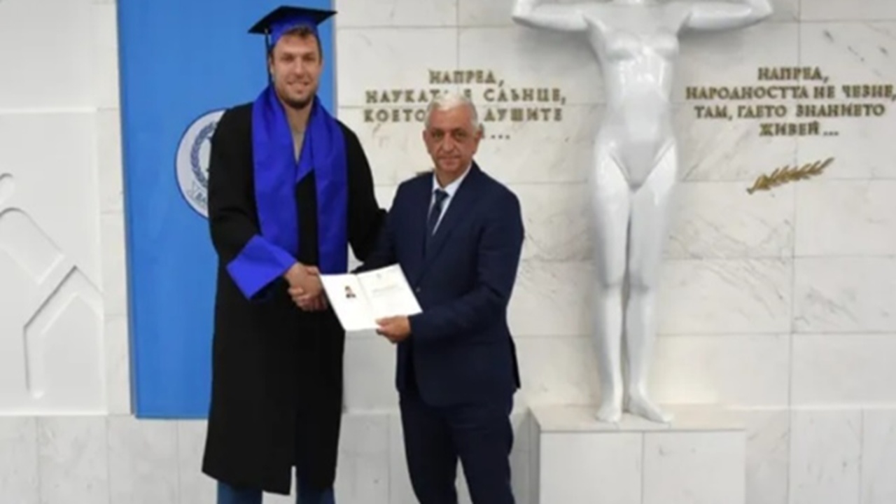 Sasha Vezenkov Meraih Gelar Master dari Akademi Olahraga