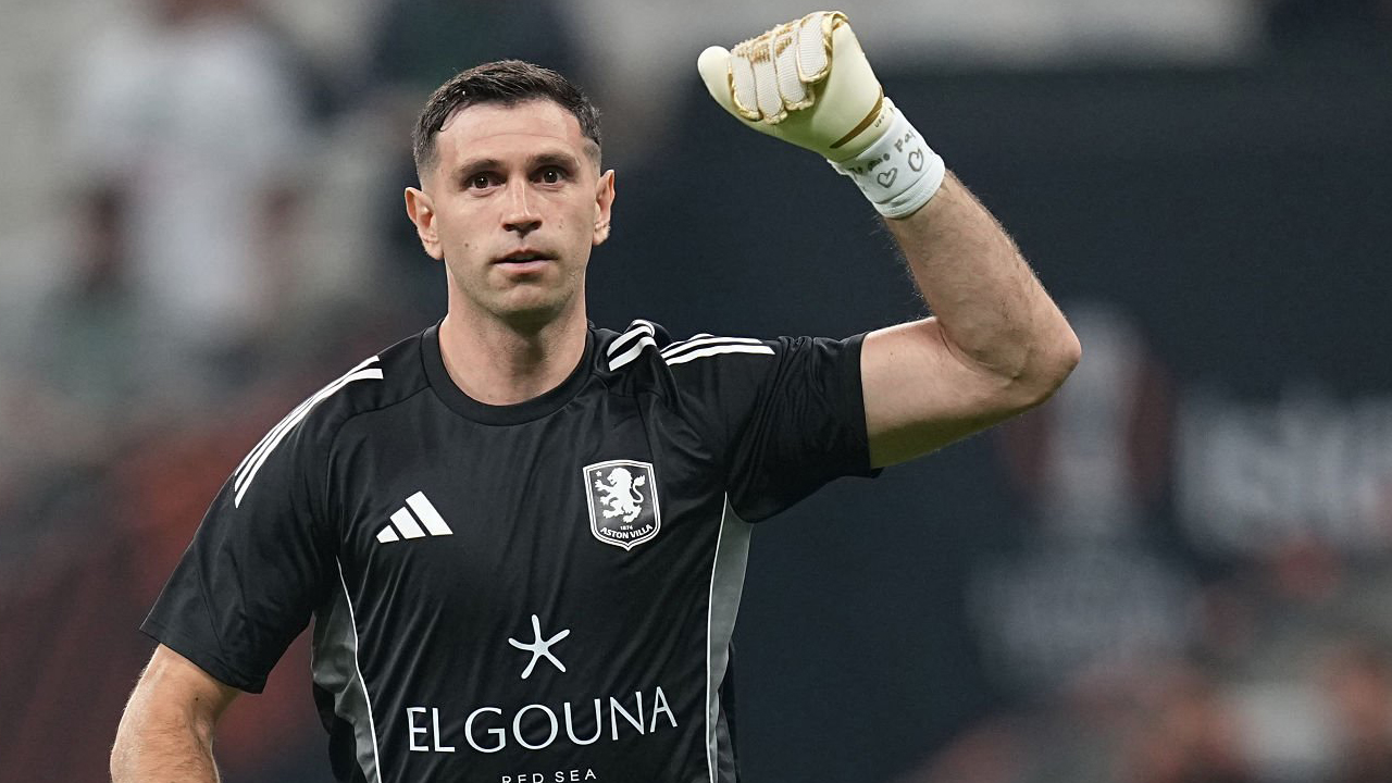 Terlalu Murah, Aston Villa Tolak Tawaran Juventus untuk Emiliano Martinez