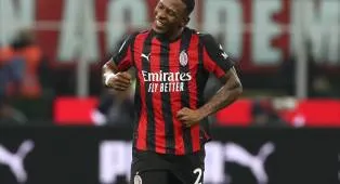 Amorim Desak Milan Tunda Transfer Estupinan ke Aston Villa