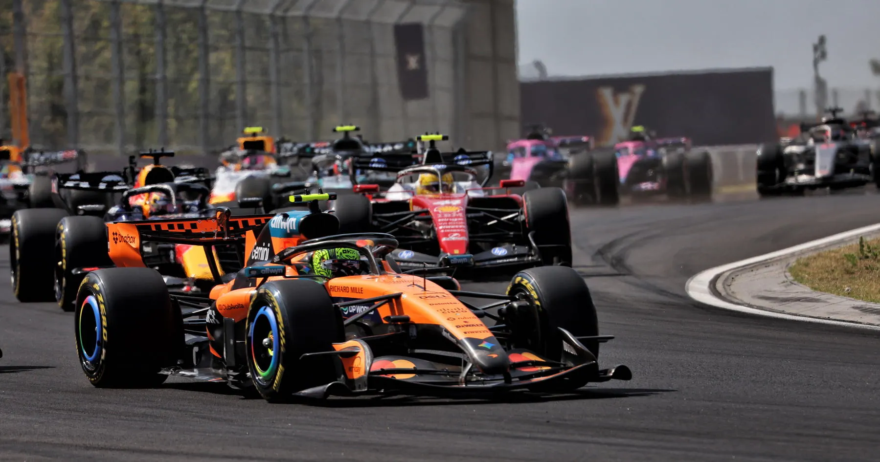 Lando Norris Menang GP Hungaria Usai Insiden dengan Piastri - sumber: (racingnews365)