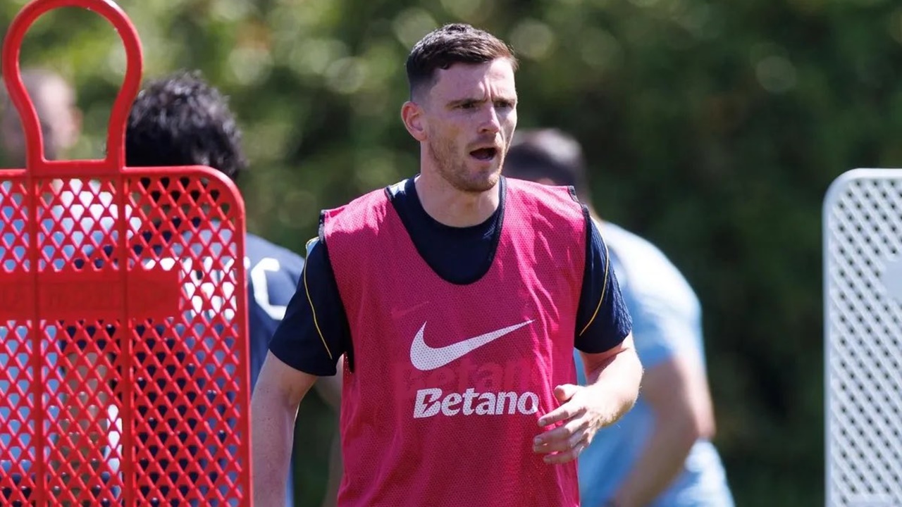 Robertson Tegaskan Siap Bersaing Dengan Udogie dan Spence di Tottenham