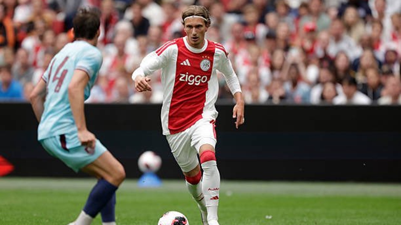 Bersinar di Ajax, Mika Godst Masuk Daftar Buruan Juventus