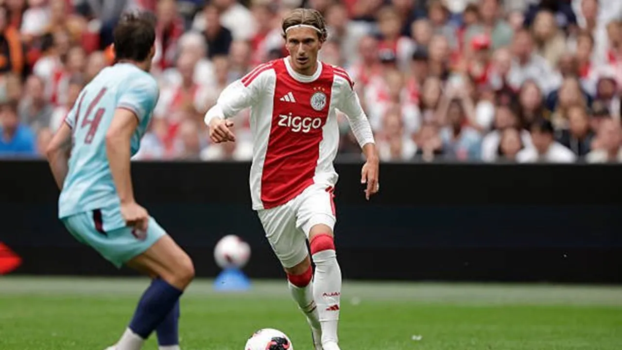 Bersinar di Ajax, Mika Godst Masuk Daftar Buruan Juventus
