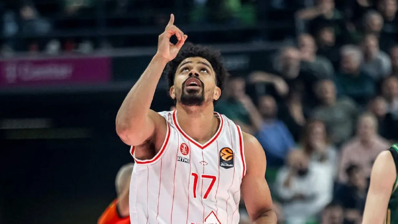 Collin Malcom Resmi Gabung Dengan Anadolu Efes