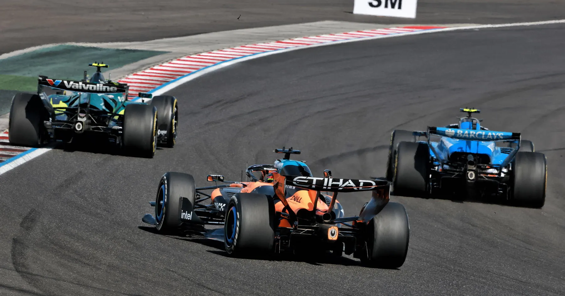 Gangguan Sistem Jadi Penyebab Insiden Sainz dan Piastri - sumber: (racingnews365)