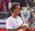 Luca Van Assche Naik Podium Juara Untuk Kali Pertama Di Estoril