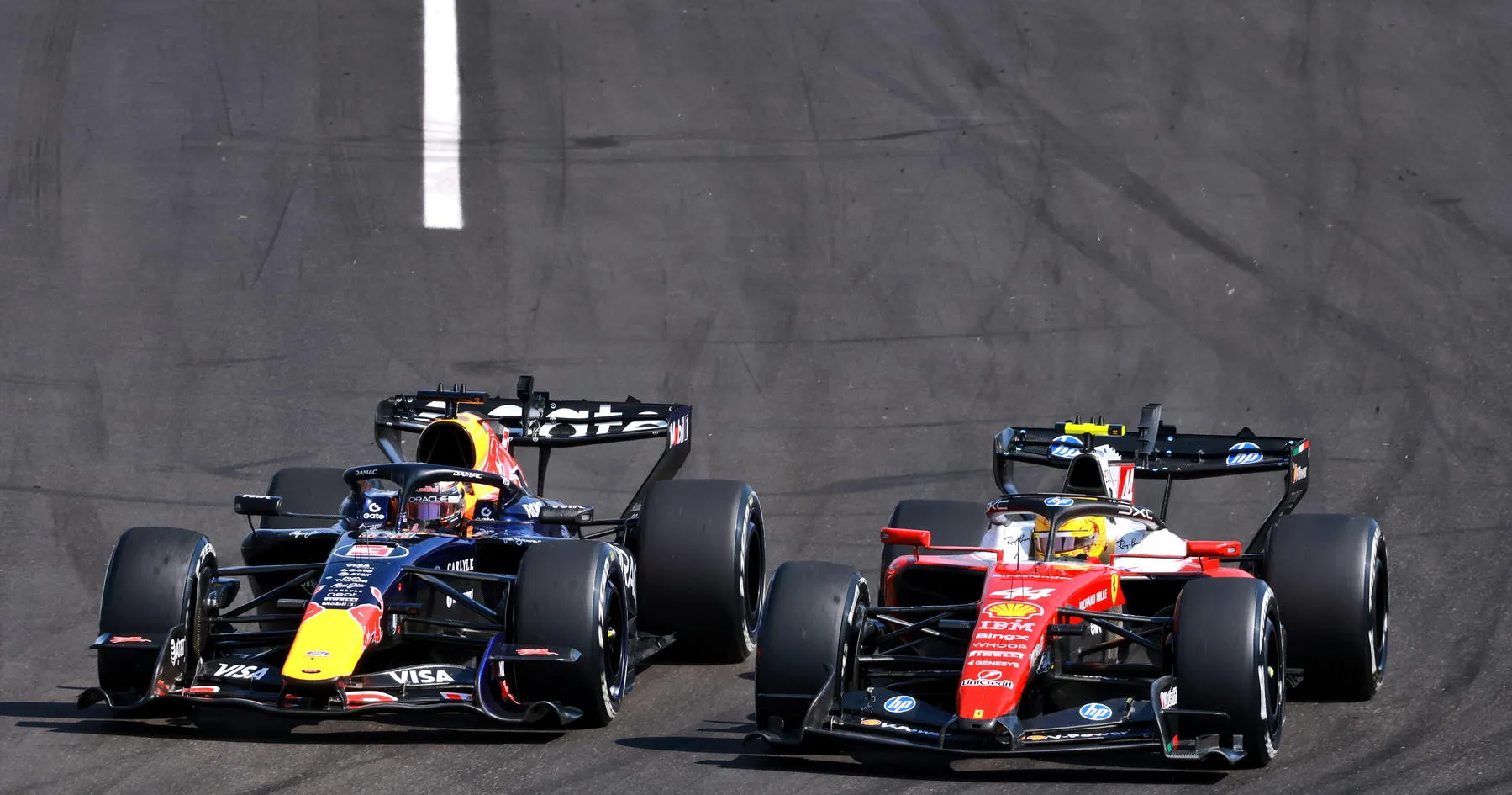 Max Verstappen Bertahan Usai Salip Krusial Lewis Hamilton - sumber: (racingnews365)