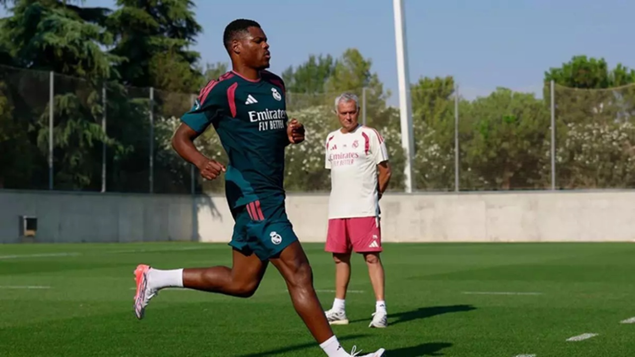 Denzel Dumfries Buka Suara Usai Latihan Perdana Bersama Jose Mourinho