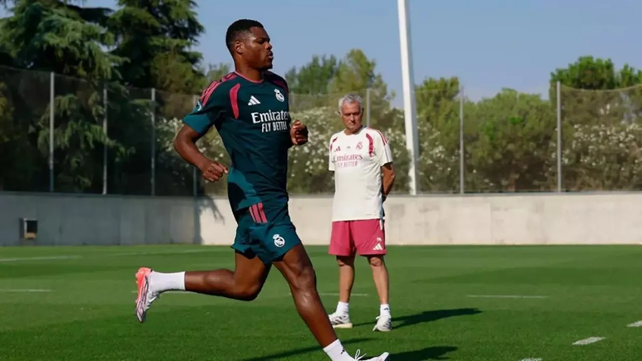 Denzel Dumfries Buka Suara Usai Latihan Perdana Bersama Jose Mourinho