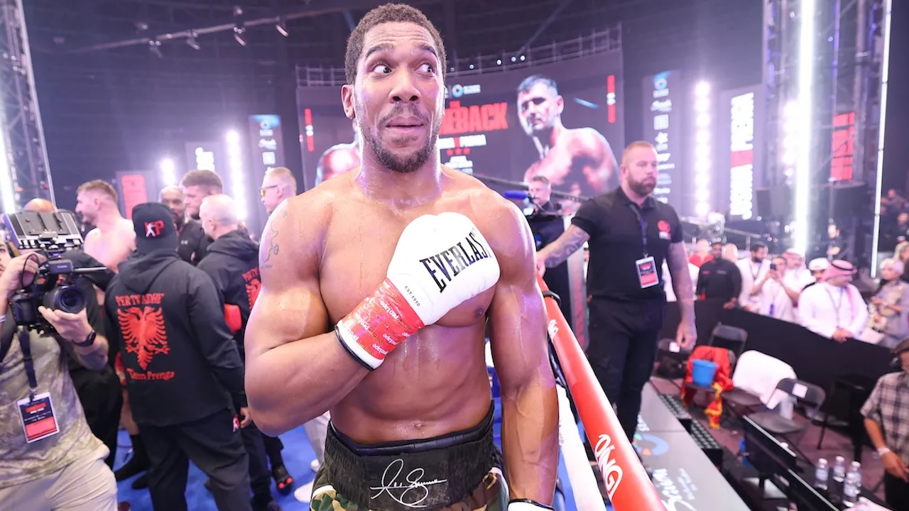 Derek Chisora Bela Anthony Joshua Usai Sempat Dijatuhkan Prenga