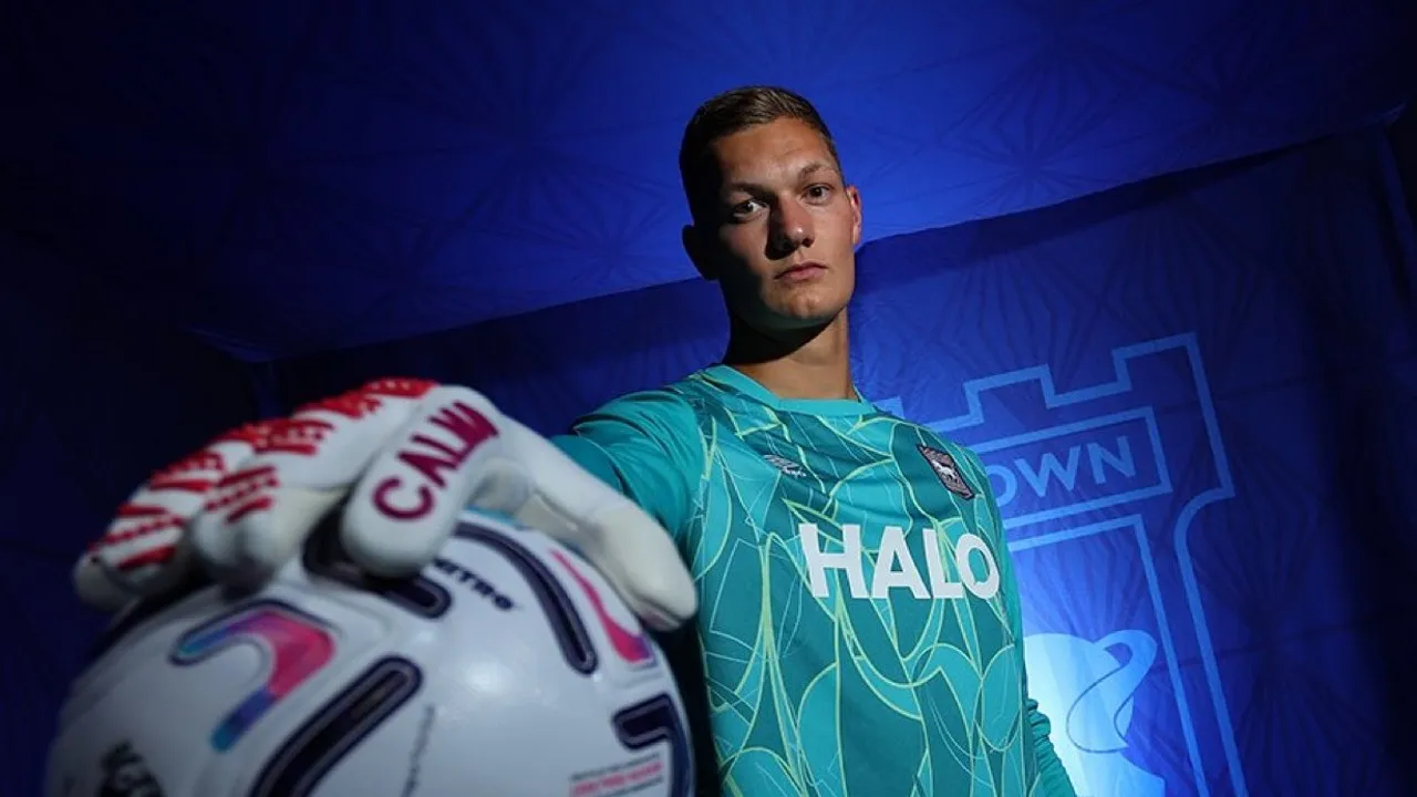 Kjell Scherpen resmi menjadi kiper baru Ipswich Town dengan kontrak berdurasi lima tahun