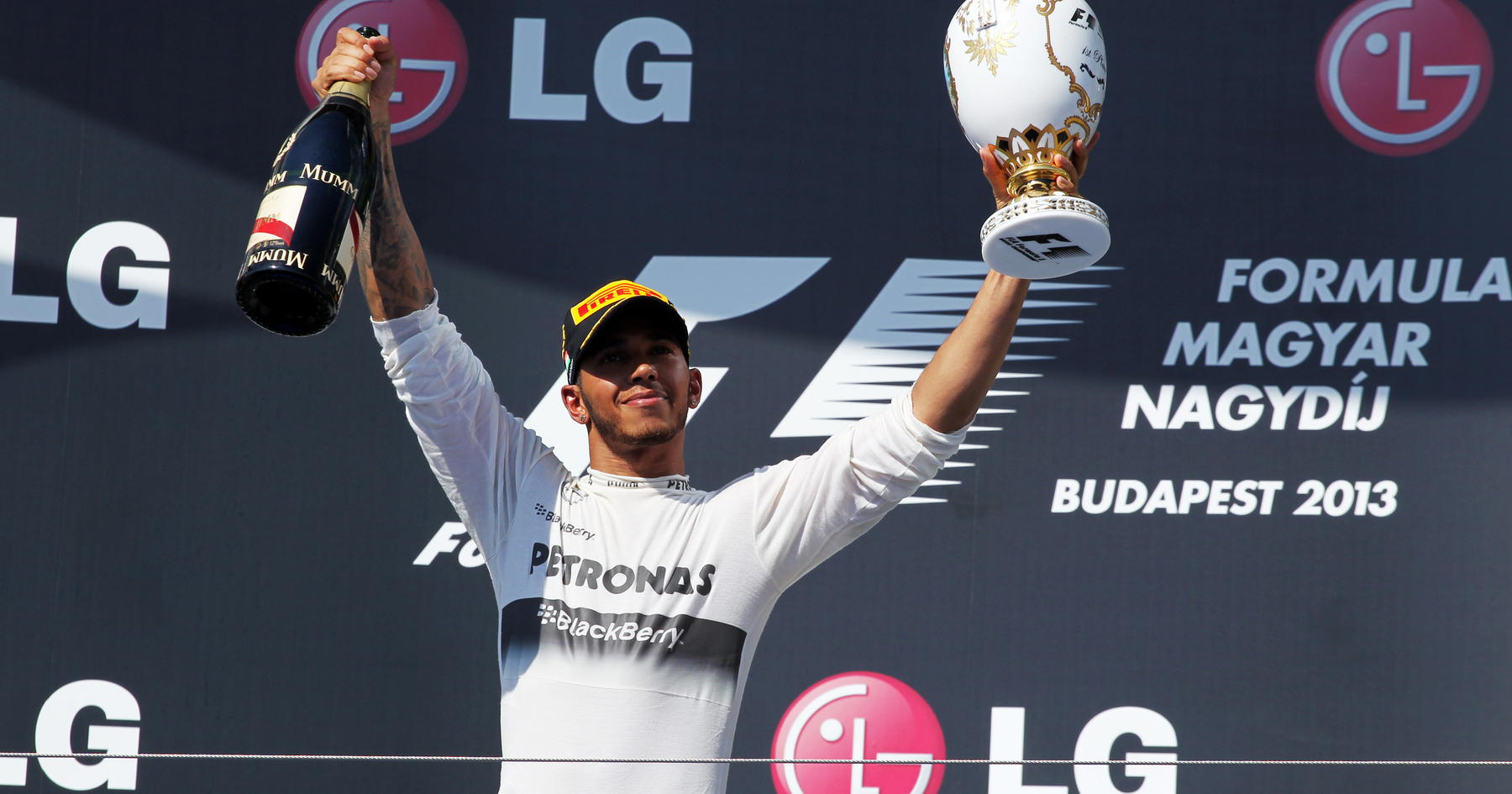 Lewis Hamilton Cetak Kemenangan Bersejarah Bersama Mercedes