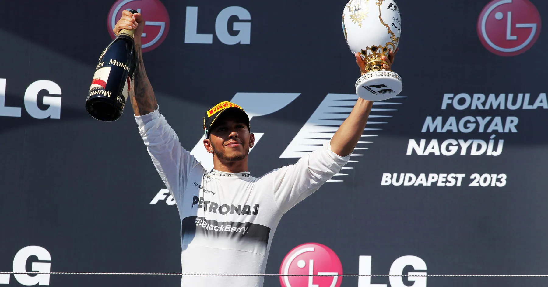 Lewis Hamilton Cetak Kemenangan Bersejarah Bersama Mercedes - sumber: (racingnews365)