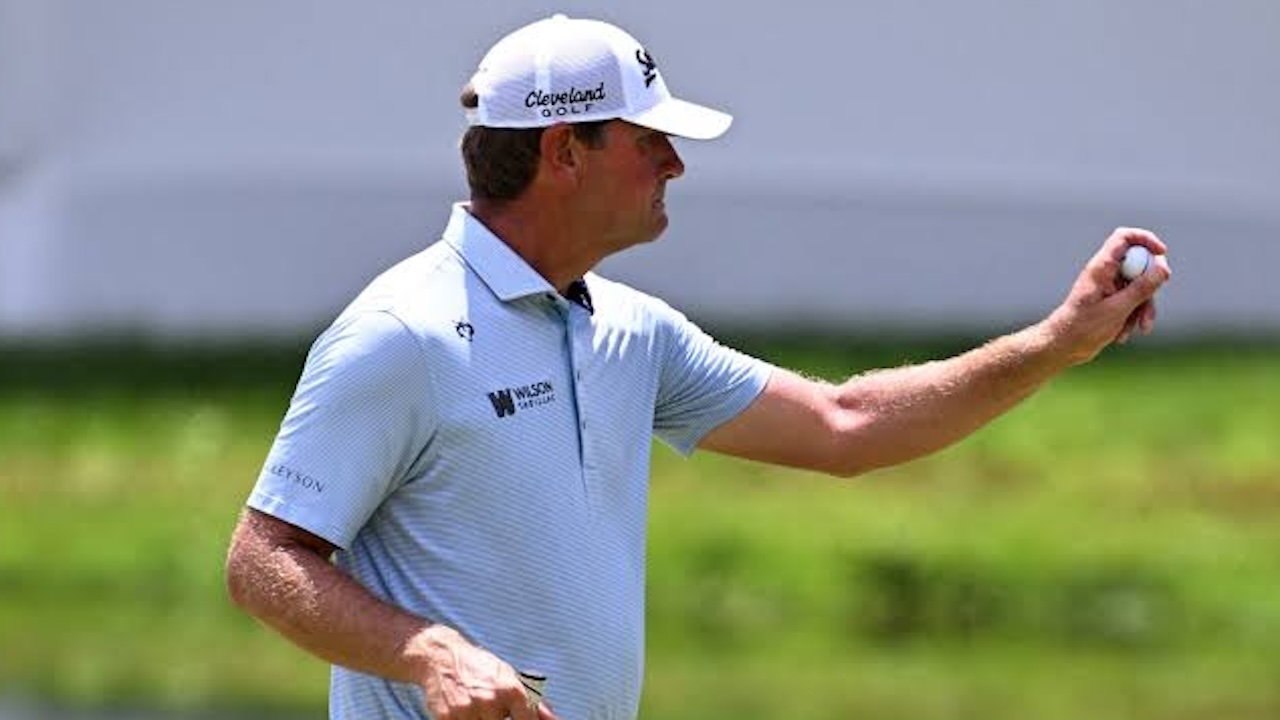 Lucas Glover Jelaskan Alasan Lepas Sepatu di 3M Open