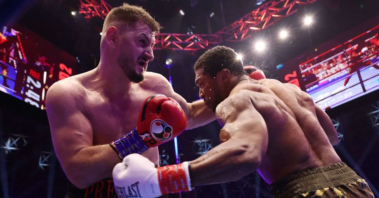 Manajer Fury Tanggapi Anthony Joshua vs Kristian Prenga - sumber: (secondsout)