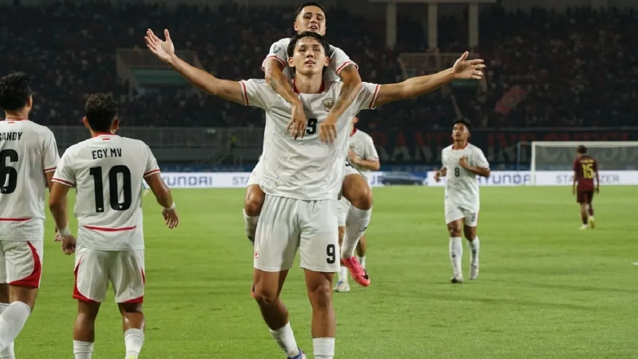 Mitchell Baker Kalahkan Elkan Baggott Soal Tinggi Badan, Selisih 1cm