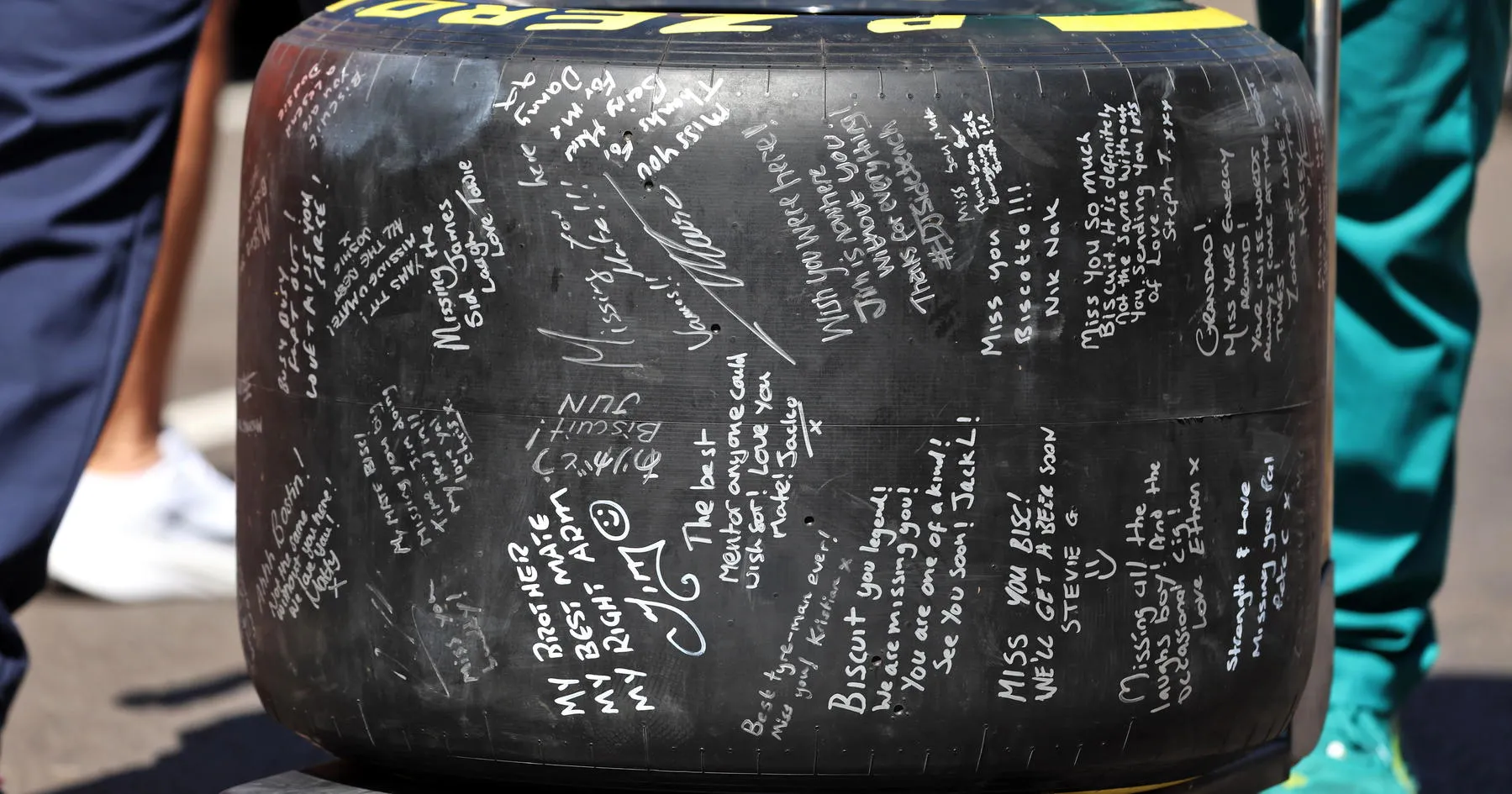 Aston Martin Kenang Kepergian Anggota Tim Terkasih, Biscuit - sumber: (racingnews365)