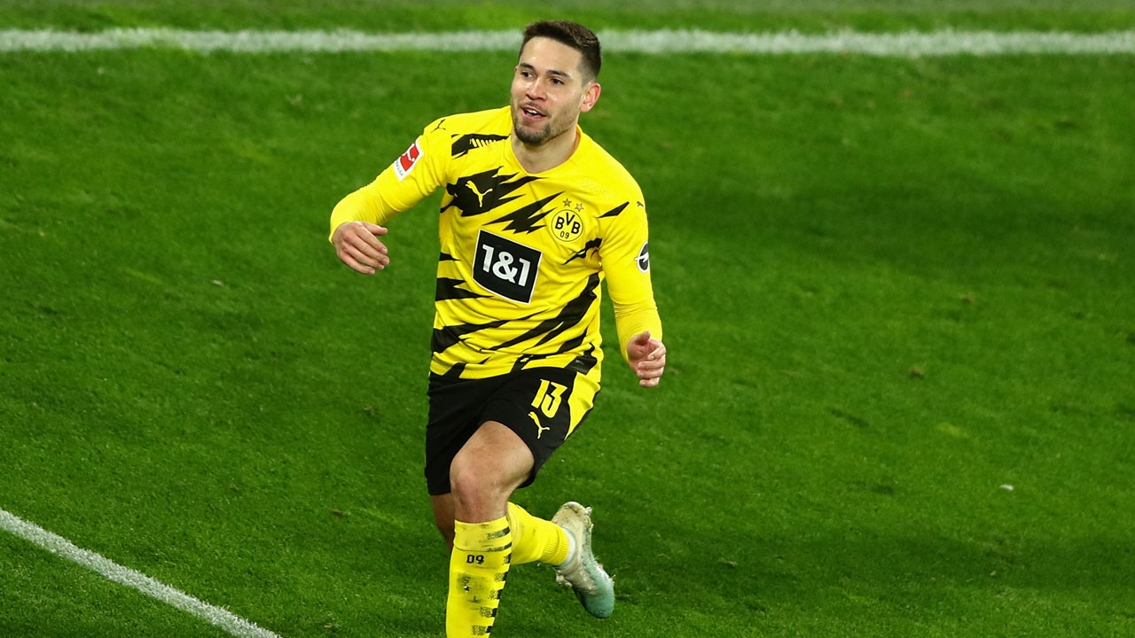 Milan Butuh Wing-back Baru, Bidik Raphael Guerreiro dan Mazraoui