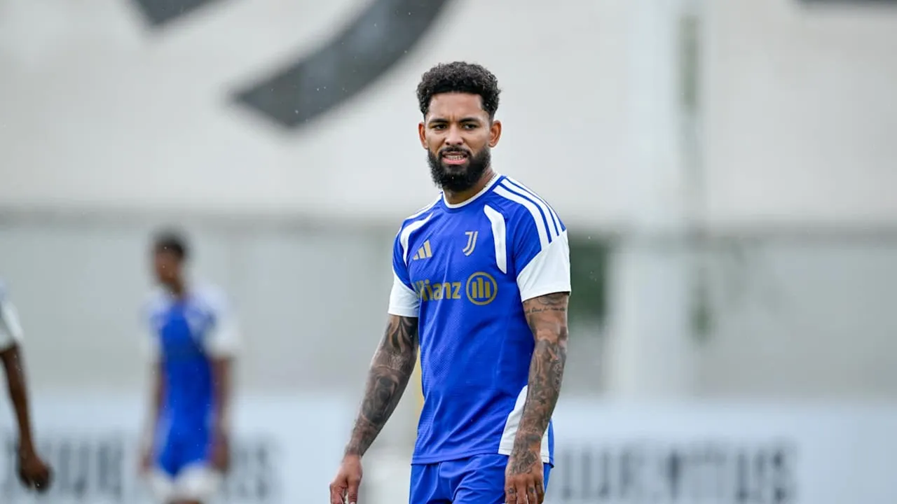 Minati Joshua Zirkzee, Juventus Bakal Tawarkan Douglas Luiz ke Man United?