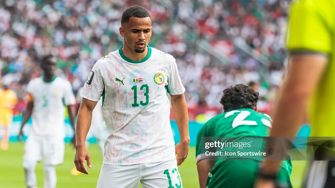 Ayah Iliman Ndiaye membantah rumor transfer ke Al Hilal dan menegaskan sang pemain ingin tetap di Everton