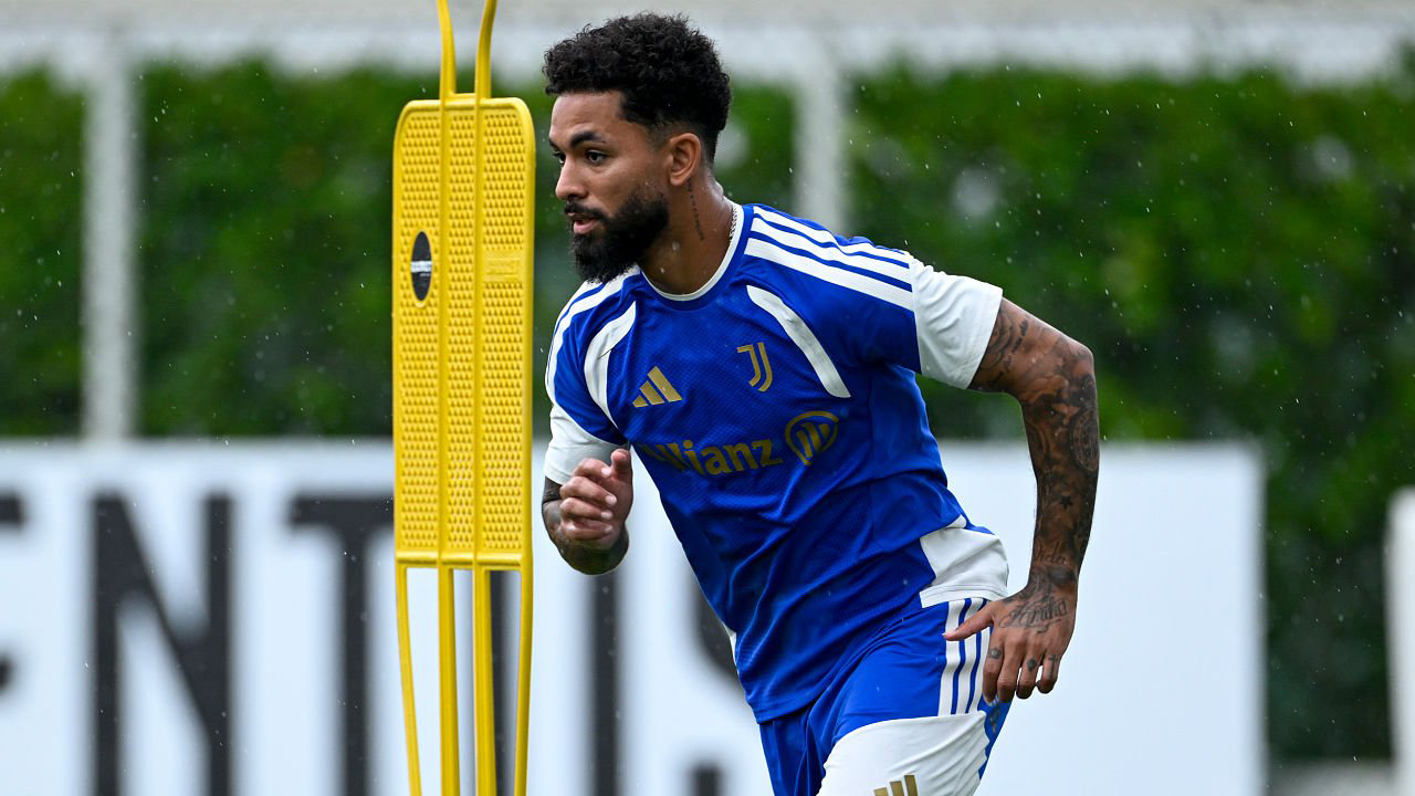 Douglas Luiz Punya Mimpi Gabung Manchester United