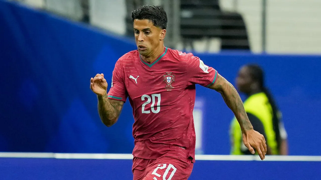 Joao Cancelo Belum Kembali ke Al-Hilal, Rumor ke Barcelona Makin Kencang