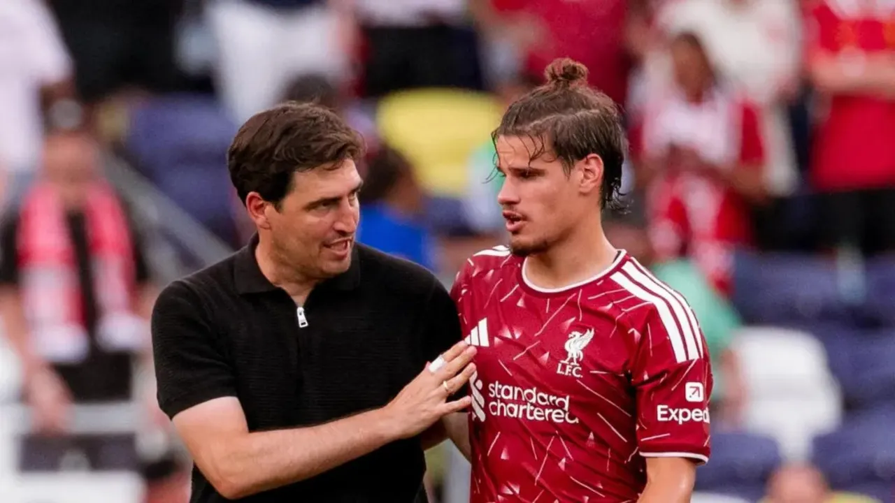 Pernah jadi anak buah di Bournemouth, Milos Kerkez yakin Andoni Iraola bisa langsung sukses bersama Liverpool / via Getty Images