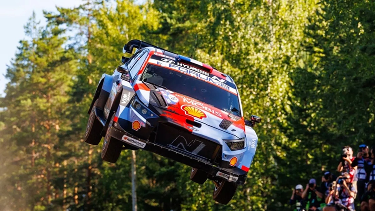 Adrien Fourmaux Merebut Posisi Terdepan di Awal Reli Finlandia
