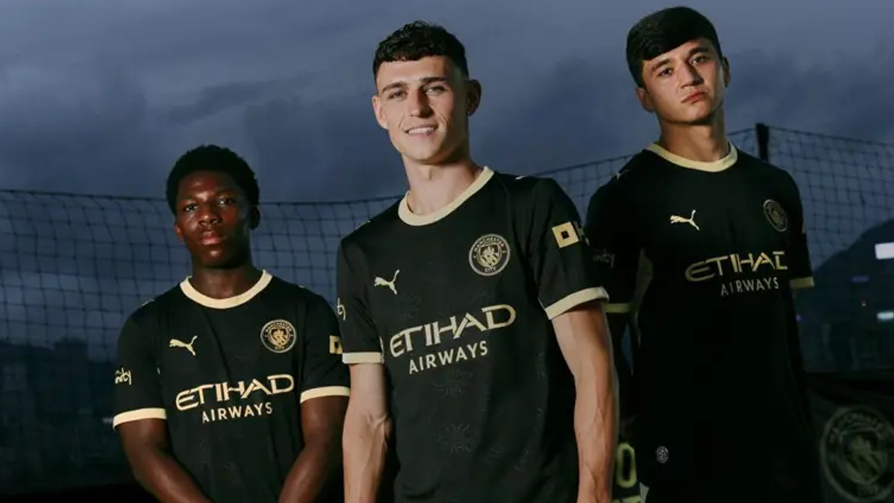 Manchester City Resmi Luncurkan Seragam Tandang Baru di Pelabuhan Hong Kong