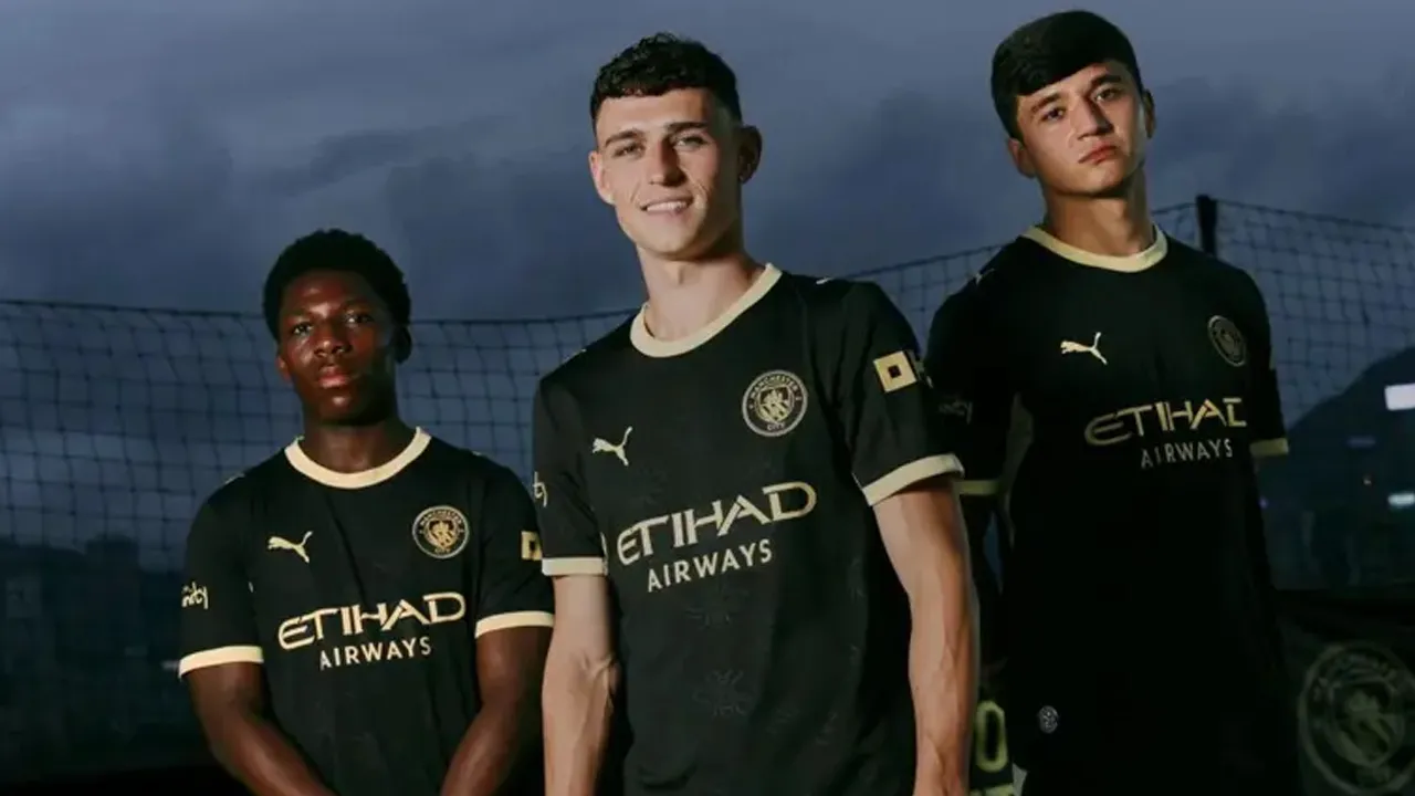 Manchester City Resmi Luncurkan Seragam Tandang Baru di Pelabuhan Hong Kong