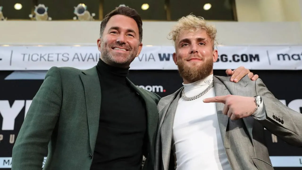 Jake Paul (kiri) dan Eddie Hearn. (Foto: Fight TV)