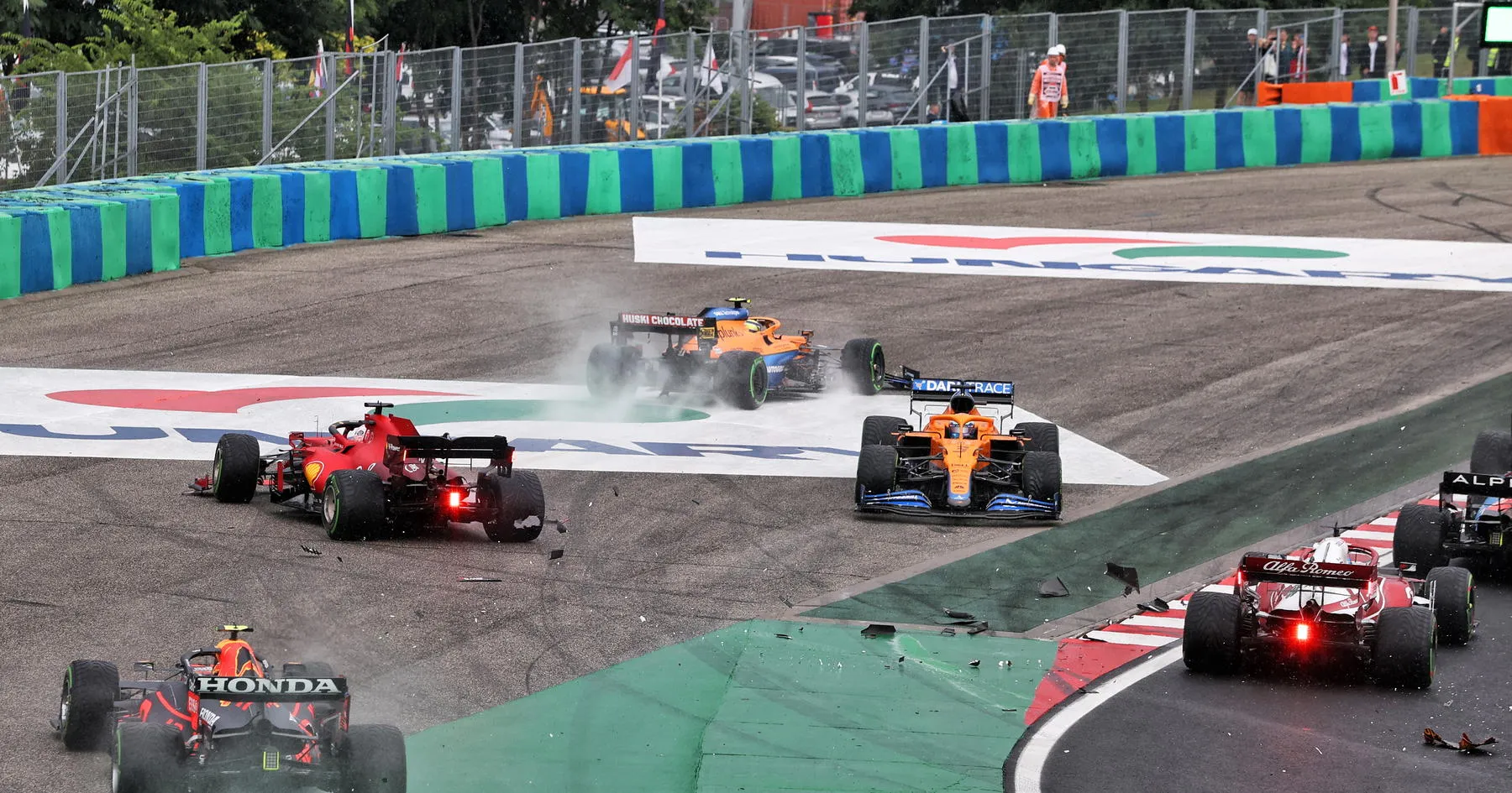 Kekacauan GP Hungaria: Hamilton Start Sendirian, Ocon Juara - sumber: (racingnews365)