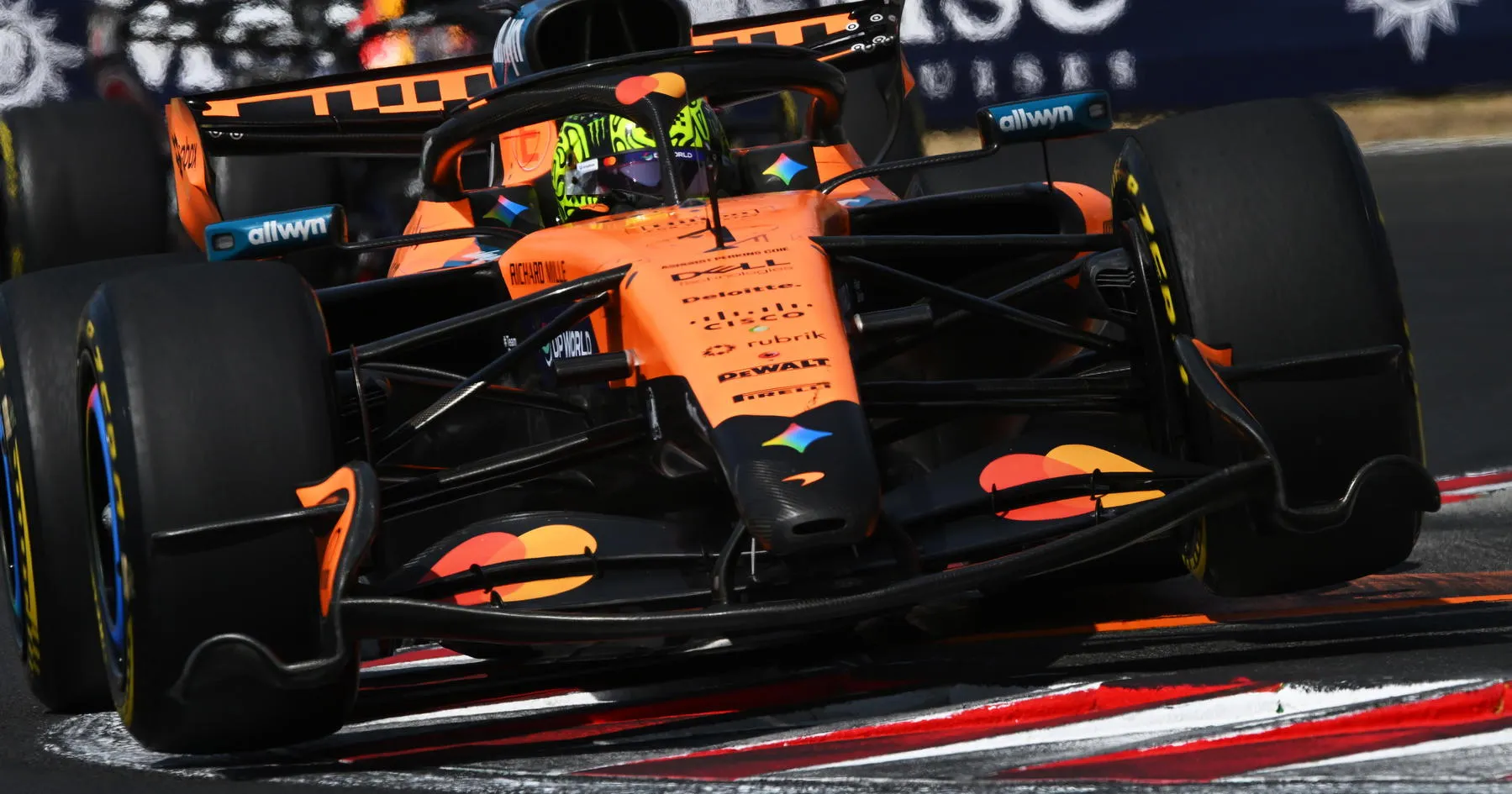 Mercedes Pertanyakan Peningkatan Kinerja McLaren di Hungaria - sumber: (racingnews365)
